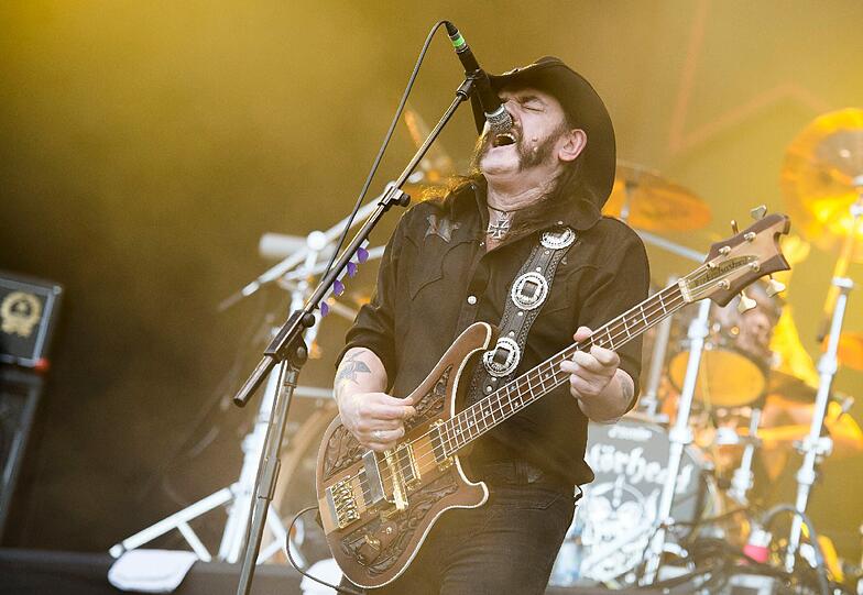 Ein letzter Aufschrei aus der Heavy-Metal-Hölle: Das 24. Wacken Open
Air ging am Samstag dem Ende entgegen. Leiser wurde es aber nicht.
Mehr als 75 000 Besucher blickten auf ein bis dahin friedliches
Freiluft-Event zurück. Und freuten sich auf Alice Cooper.