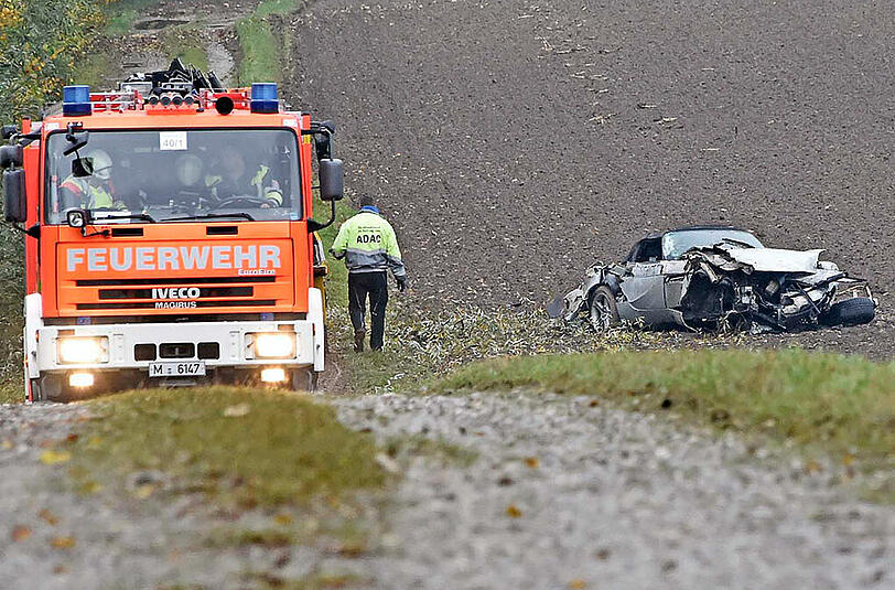 Bei dem Abflug von der A95 wurde der BMW Z8 völlig zerstört. Die Bilder.