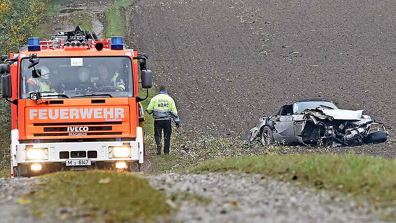 Bei dem Abflug von der A95 wurde der BMW Z8 völlig zerstört. Die Bilder. Bei dem Abflug von der A95 wurde der BMW Z8 völlig zerstört. Die Bilder.