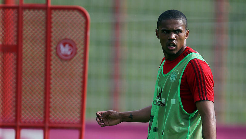 Douglas Costa musste auch für die beiden WM-Qualifikationsspiele der brasilianischen Nationalmannschaft gegen Uruguay und Paraguay absagen. Douglas Costa musste auch für die beiden WM-Qualifikationsspiele der brasilianischen Nationalmannschaft gegen Uruguay und Paraguay absagen.
