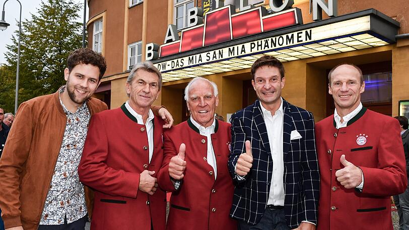 Filmemacher Manuel Vering (v.l.n.r.), Klaus Augenthaler, Franz "Bulle" Roth, Filmemacher Niels Eixler und Hansi Pflügler bei der Premiere in Berlin.