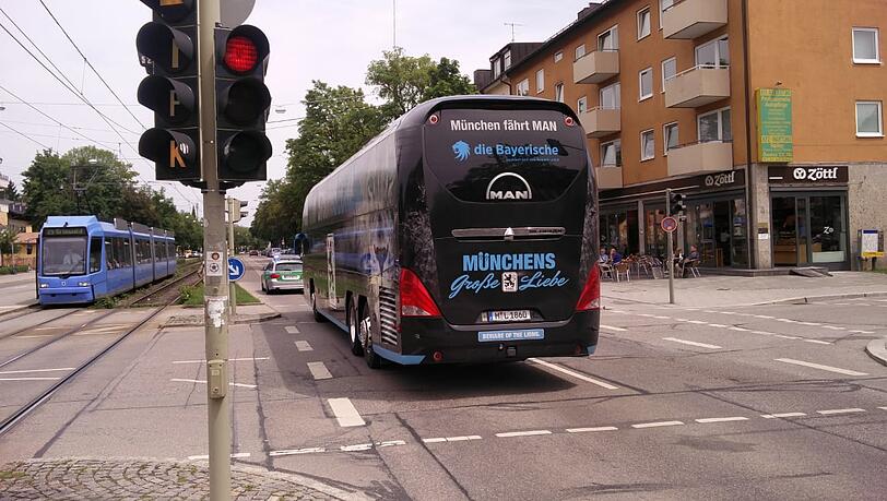 Der Mannschaftsbus der Löwen auf dem Weg zum Stadion. Der Mannschaftsbus der Löwen auf dem Weg zum Stadion.