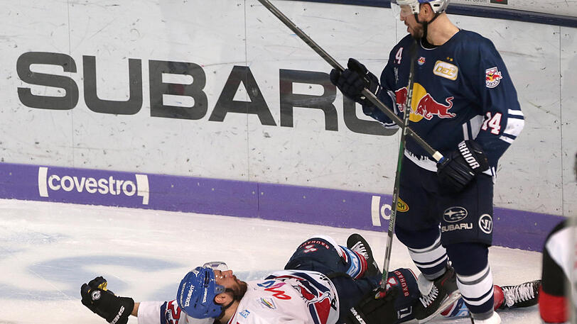 EHC-Raubein Pinizzotto nach seinem Brutalo-Check gegen Mannheims Plachta.