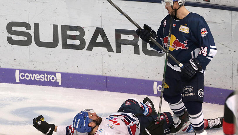 EHC-Raubein Pinizzotto nach seinem Brutalo-Check gegen Mannheims Plachta. EHC-Raubein Pinizzotto nach seinem Brutalo-Check gegen Mannheims Plachta.