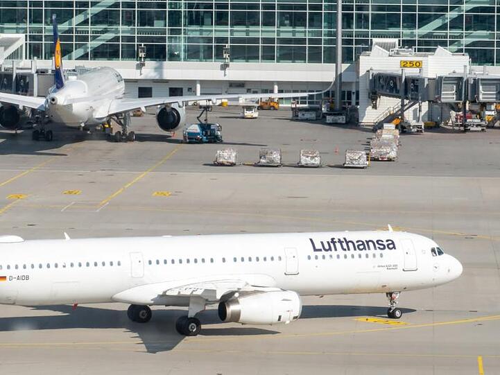 Eine Lufthansamaschine aus Tunis kommt in München an.