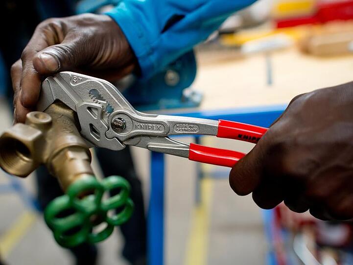 Ausbildung: Ein Flüchtling arbeitet in einer Lernwerkstatt.