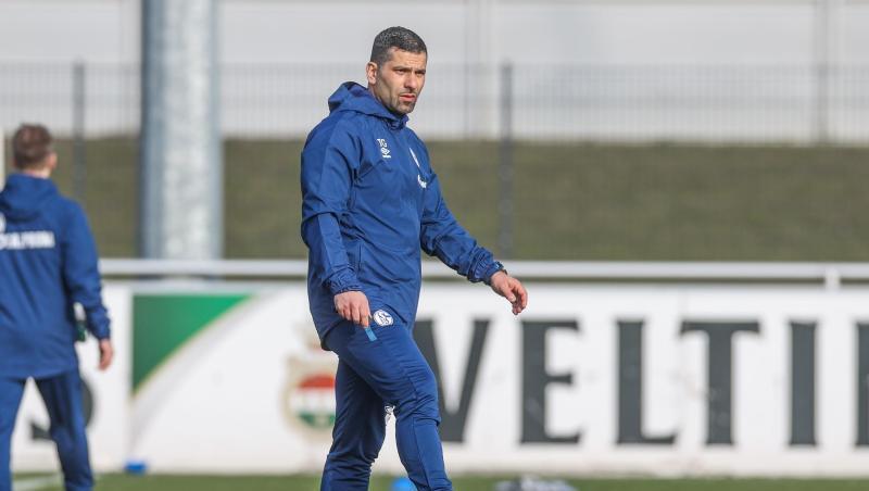 Dimitrios Grammozis gibt sein Bundesliga-Debüt als Coach des FC Schalke 04.