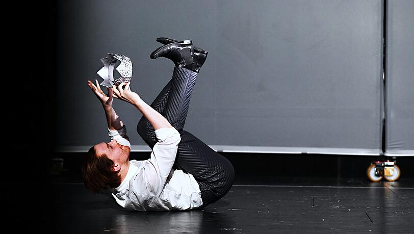 Die Macht als Spiel: Jakob Immervoll als Macbeth in Philipp Arnolds Shakespeare-Inszenierung im Volkstheater.