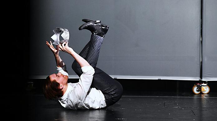 Die Macht als Spiel: Jakob Immervoll als Macbeth in Philipp Arnolds Shakespeare-Inszenierung im Volkstheater.