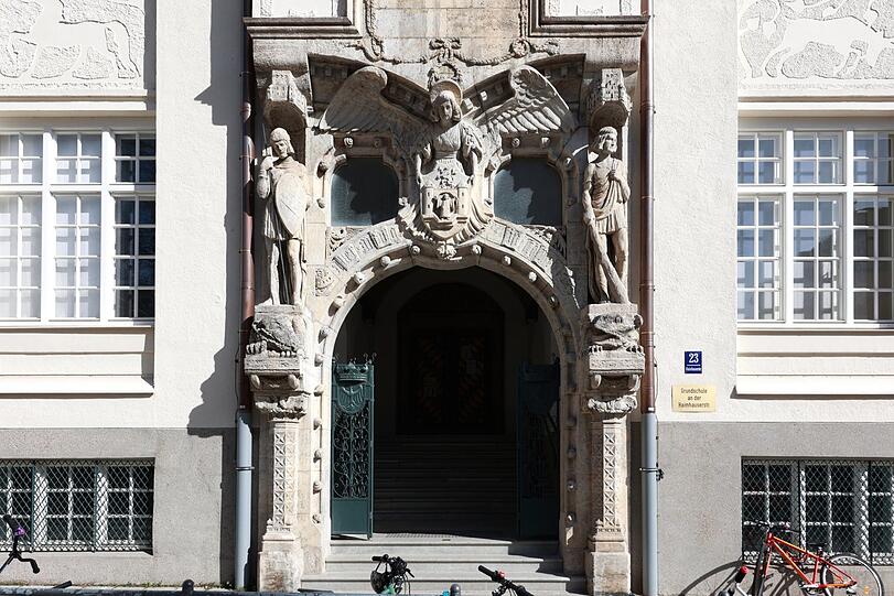 Prächtig: das Eingangsportal der Grundschule an der Haimhauser Straße. Die Schule ist 1898 von Theodor Fischer erbaut worden.