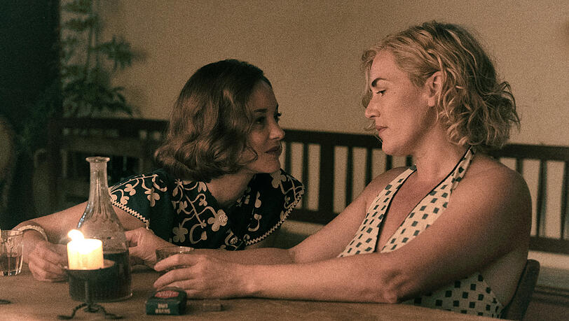 Andrea Riseborough (links) als Audrey Withers und Kate Winslet als Lee Miller in einer Szene des Films "Die Fotografin". Andrea Riseborough (links) als Audrey Withers und Kate Winslet als Lee Miller in einer Szene des Films "Die Fotografin".