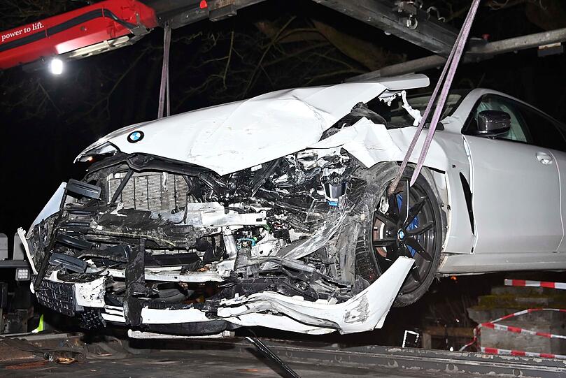 Die Fahrt des Rasers im BMW 850i M endete am massiven steinernen Geländer im Auslauf der Luitpoldbrücke.