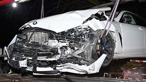 Die Fahrt des Rasers im BMW 850i M endete am massiven steinernen Geländer im Auslauf der Luitpoldbrücke.
