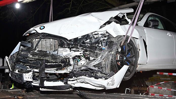 Die Fahrt des Rasers im BMW 850i M endete am massiven steinernen Geländer im Auslauf der Luitpoldbrücke.