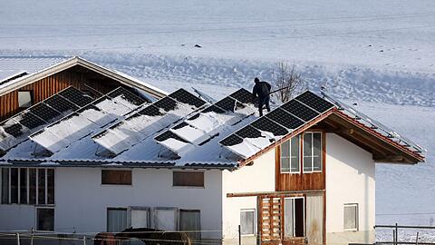 Im vergangenen Jahr produzierten private Solaranlagen in Saarland und im Bayern im Schnitt den meisten Strom.(Archiv)