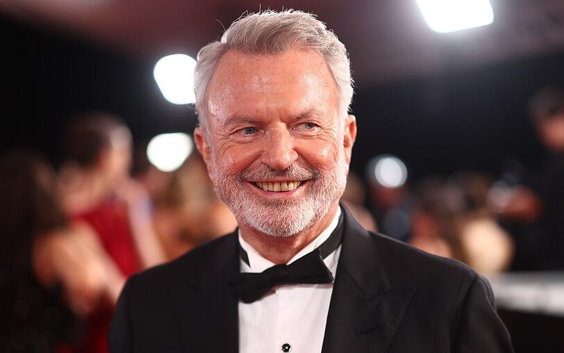 "Jurassic Park"-Star Sam Neill verstarb am 13. Juli im Alter von 78 Jahren "plötzlich und unerwartet". Er wirkte vor seinem Tod noch an mehreren Filmprojekten mit. "Jurassic Park"-Star Sam Neill verstarb am 13. Juli im Alter von 78 Jahren "plötzlich und unerwartet". Er wirkte vor seinem Tod noch an mehreren Filmprojekten mit.
