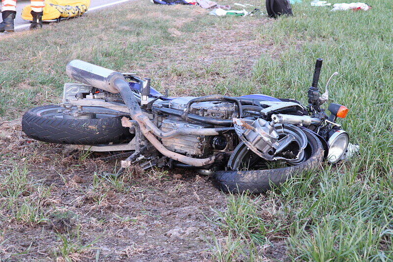 Am Mittwochabend ist es zwischen Peterskirchen und Tacherting zu einem schweren Unfall gekommen. Ein Motorrad-Fahrer ist beim Überholen mit einem entgegenkommenden PKW zusammengekracht. Durch die Wucht des Aufpralls wurde der 27-Jährige von seinem Motorrad geschleudert und dabei lebensbedrohlich verletzt. Er musste mit dem Hubschrauber ins Krankenhaus geflogen werden.