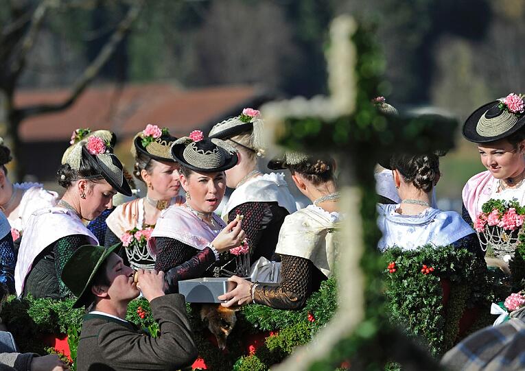 So schön war der Leonhardiritt: Bei strahlendem Sonnenschein zog der Traditions-Zug vom Schliersee nach Fischhausen. Die schönsten Bilder.