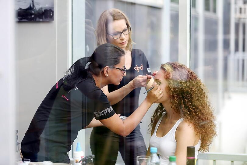 Angelika und Natascha von der Make-Up Schule kümmern sich um den perfekten Shooting-Look.