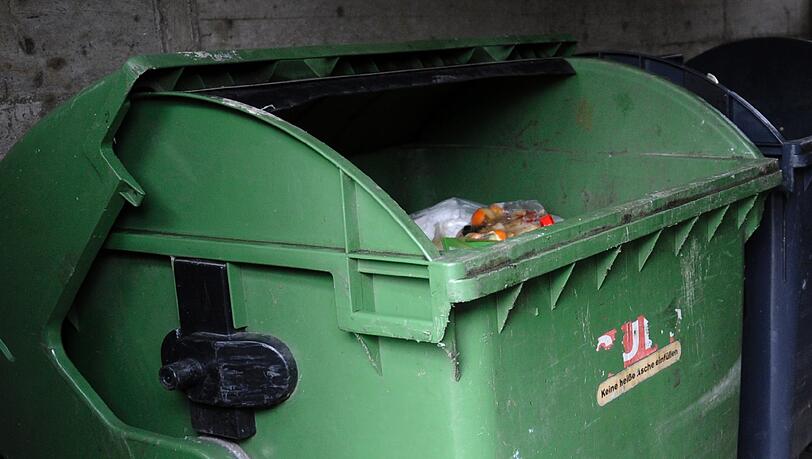 Müllcontainer (Symbolbild). Müllcontainer (Symbolbild).