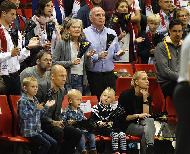 Am Sonntag feuerte Uli Hoeneß mal wieder die Bayern Basketballer im Audi Dome an. Eine Reihe davor sah Arjen Robben mit seiner Frau und den drei Kindern beim Basketball zu. Die Bilder!