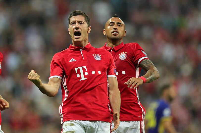 ROBERT LEWANDOWSKI: NOTE 2.
Bayerns Elfmeterschütze vollstreckte eiskalt, nachdem er zuvor gefoult  
worden war (28.). Sein achtes Pflichtspieltor in dieser Saison, sein  
33. Treffer in der Königsklasse insgesamt.