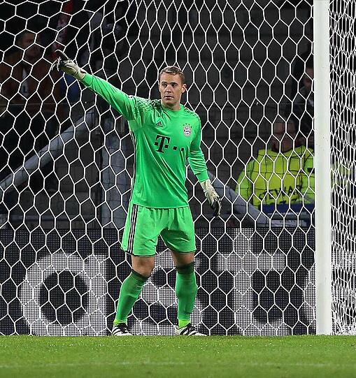 MANUEL NEUER, NOTE 3: Der Torhüter pariert den Flugkopfball von Pröpper prächtig, ist aber beim nachfolgenden Kopfball von Arias machtlos (14.). Unglücklich, weil das Tor klar Abseits war.