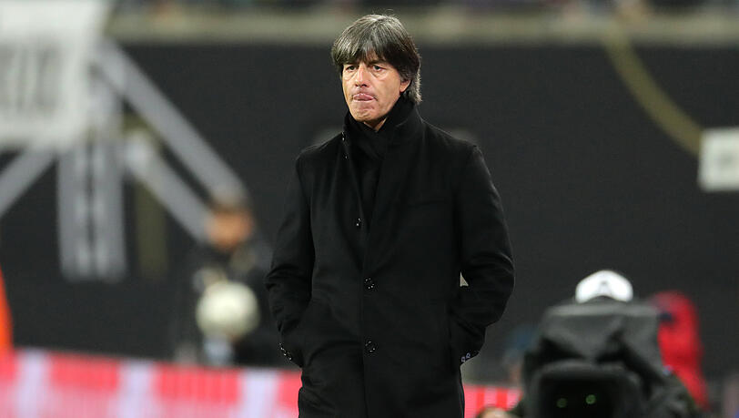 Für Bundestrainer Jogi Löw wird die Zeit - trotz Umbruch - allmählich knapp: Er braucht wieder gute Ergebnisse. Für Bundestrainer Jogi Löw wird die Zeit - trotz Umbruch - allmählich knapp: Er braucht wieder gute Ergebnisse.
