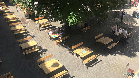 Das wohl berühmteste Wirtshaus der Welt: Trotz strahlendem Sonnenschein sitzen im Innenhof vom Hofbräuhaus nur sehr wenige Gäste. Ansonsten: Mindestabstand zwischen den Tischen und maskierte Kellner.