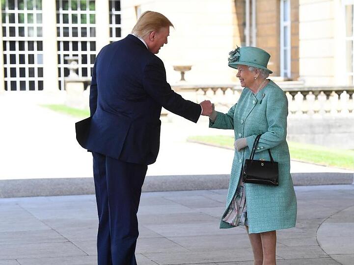 Queen Elizabeth II. begrüßt US-Präsident Donald Trump bei seiner Ankunft im Buckingham Palast.