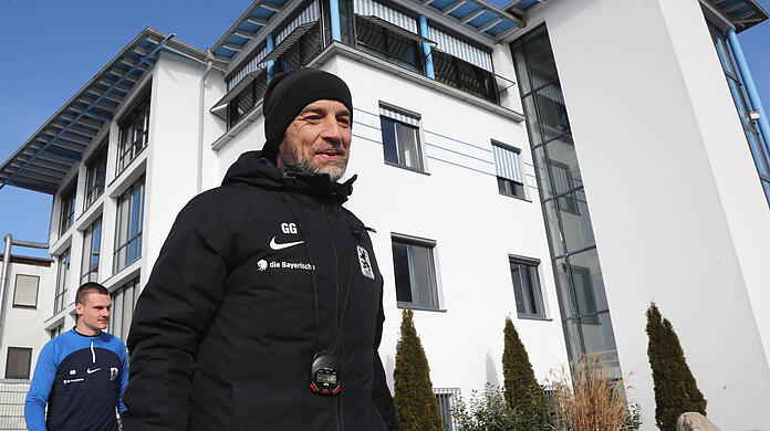 Sitzt auch gegen Verl auf der Löwenbank: Interimstrainer und Sportchef Günther Gorenzel.