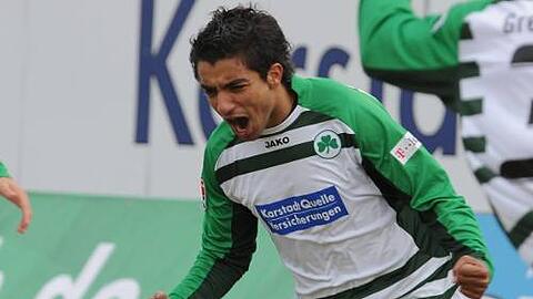 Ist bei den Fans am beliebtesten: Die Trikots von Sami Allagui gehen weg wie warme Semmeln.