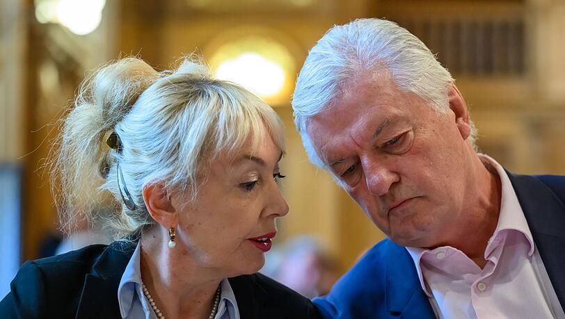 "Compact"-Chefredakteur Jürgen Elsässer und seine Ehefrau Stephanie Elsässer unterhalten sich im Bundesverwaltungsgericht. (Archivbild) "Compact"-Chefredakteur Jürgen Elsässer und seine Ehefrau Stephanie Elsässer unterhalten sich im Bundesverwaltungsgericht. (Archivbild)