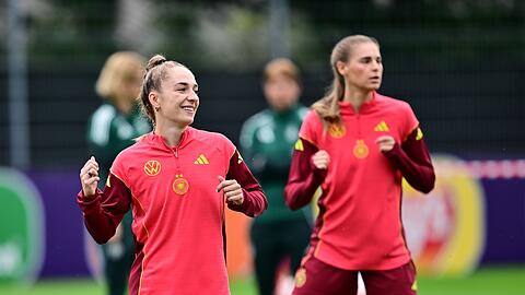 Zuversichtlich vor dem Halbfinale: Sophia Kleinherne (l.) und Jule Brand.