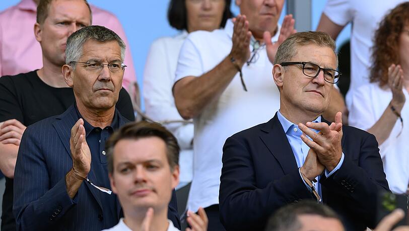 Bayern-Präsident Herbert Hainer (l) und Vorstandschef Jan-Christian Dreesen erklären die Transferstrategie. (Archivbild)