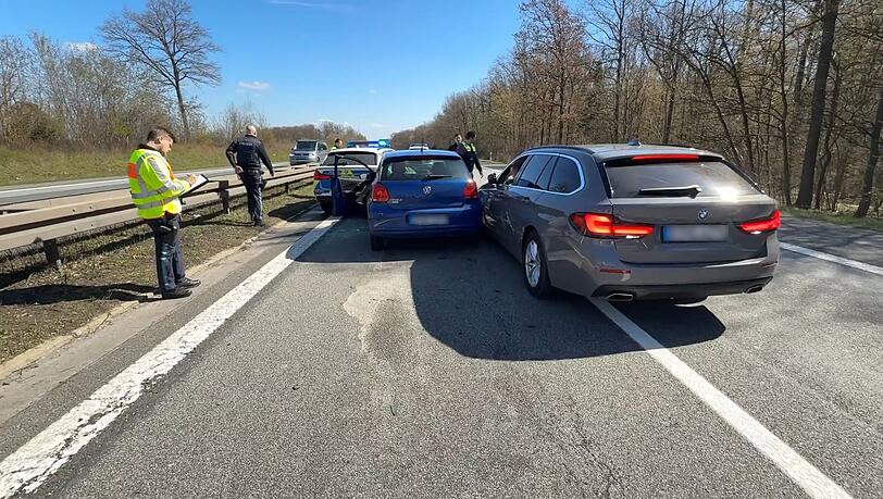 Mehrere Polizeiwagen verfolgten das Auto bei der Fahrt &uuml;ber die Autobahnen 7 und 70.
