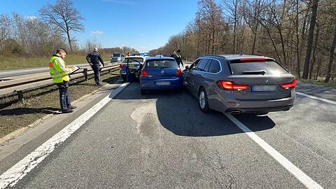 Mehrere Polizeiwagen verfolgten das Auto bei der Fahrt &uuml;ber die Autobahnen 7 und 70.