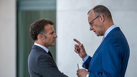Kanzler Friedrich Merz (CDU) und der franz&ouml;sische Pr&auml;sident Emmanuel Macron beim E5-Gipfel f&uuml;hrender europ&auml;ischer Staaten in Berlin.