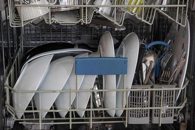 Damit kein Fleck vom reinigenden Wasserstrahl unberührt und schmutzig bleibt, sollte im Geschirrspüler alles mit einer leichten Neigung zur Seite und mit etwas Abstand eingeräumt werden. Der Besteckkorb sollte nicht zu eng befüllt werden. Am saubersten werden Gabeln und Löffel, wenn die Griffe unten im Korb stehen. Bei Messern empfiehlt sich aus Sicherheitsgründen eine umgekehrte Einsortierung. Damit kein Fleck vom reinigenden Wasserstrahl unberührt und schmutzig bleibt, sollte im Geschirrspüler alles mit einer leichten Neigung zur Seite und mit etwas Abstand eingeräumt werden. Der Besteckkorb sollte nicht zu eng befüllt werden. Am saubersten werden Gabeln und Löffel, wenn die Griffe unten im Korb stehen. Bei Messern empfiehlt sich aus Sicherheitsgründen eine umgekehrte Einsortierung.