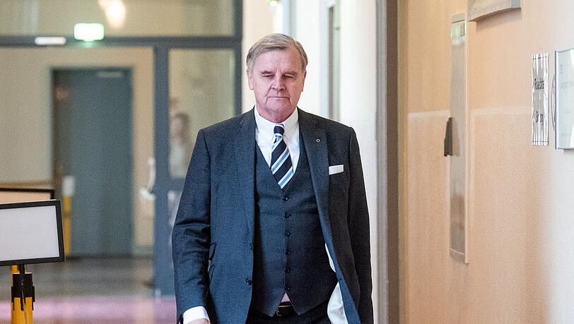 Zeuge Otmar Kury auf dem Weg in den Gerichtssaal