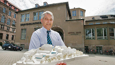 Architekt Dietrich Kappler mit einem früheren Umbau-Modell vor dem Luitpoldhaus. Diesen Plan änderte er nach Kritik mehrfach.