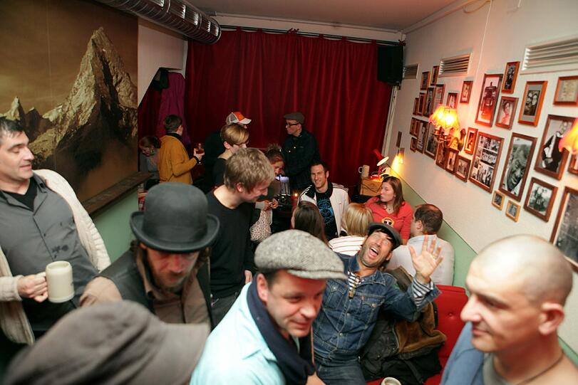 Blues-Größen und der Watzmann an der Wand, Dinerstühle und rot-weiß-karierte Tischdecken: So schaut's aus in der Höhle der Wölfe.