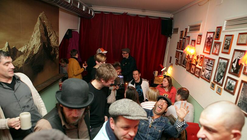 Blues-Größen und der Watzmann an der Wand, Dinerstühle und rot-weiß-karierte Tischdecken: So schaut's aus in der Höhle der Wölfe.