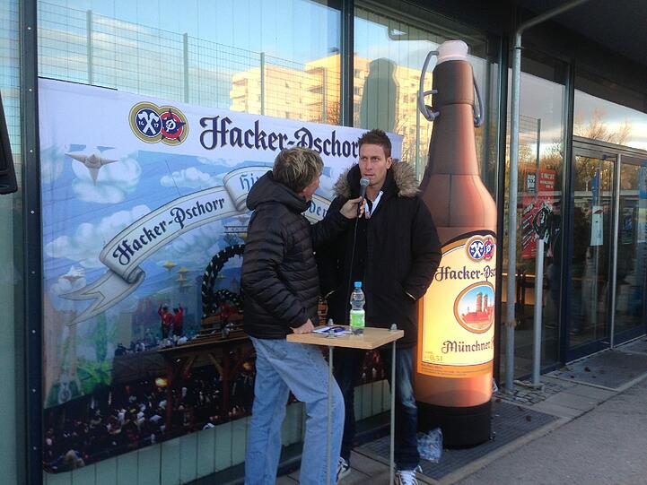 Rob Friend (rechts) im Hacker-Pschorr-Fantalk mit Löwen-Stadionsprecher Stefan Schneider.