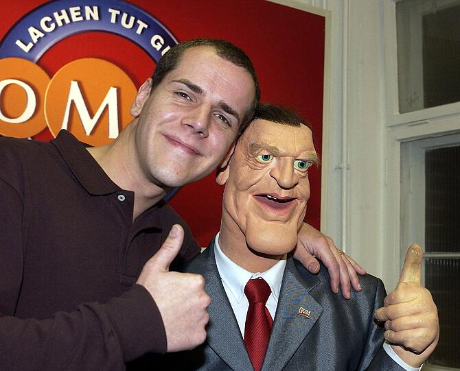 Satire auf die Steuerpolitik: Stimmenimitator Elmar Brandt landete 2002 mit seinem "Steuersong" auf Bundeskanzler Gerhard Schröder auf Platz eins der Singlecharts.