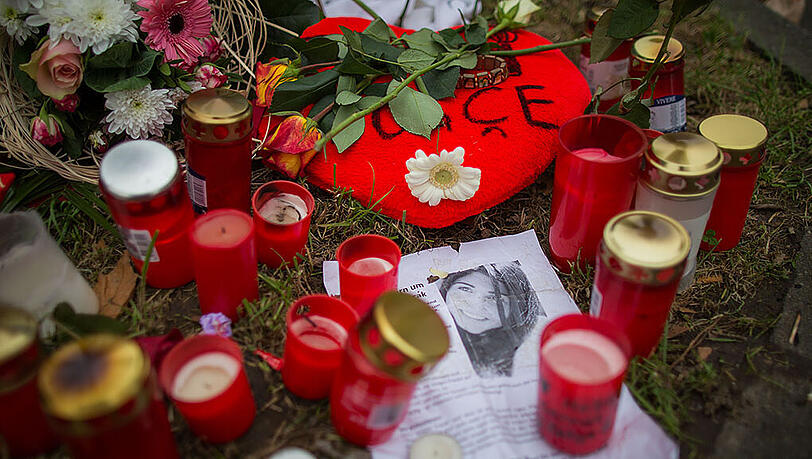 Kerzen und Blumen weisen auf den Ort hin, an dem Tugce A. tödlich verletzt wurde. Kerzen und Blumen weisen auf den Ort hin, an dem Tugce A. tödlich verletzt wurde.