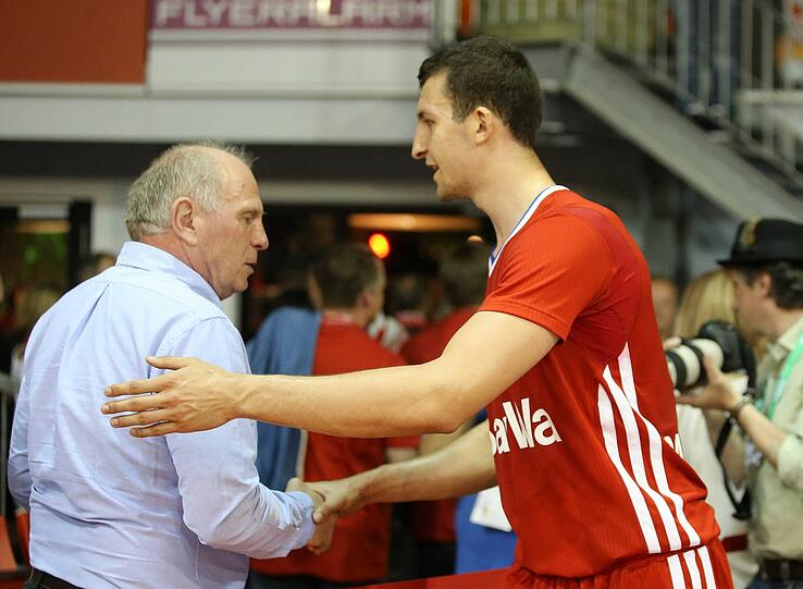 Edel-Fan Uli Hoeneß gab beim Playoffs-Auftakt im Audi Dome alles - die Bilder.