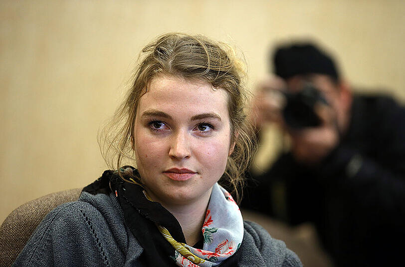 Die Femen-Aktivistin Josephine Witt sitzt im Verhandlungssaal. Sie wurde für schuldig gesprochen, da sie im Dezember 2013 halb nackt auf den Altar des Kölner Doms gesprungen ist.