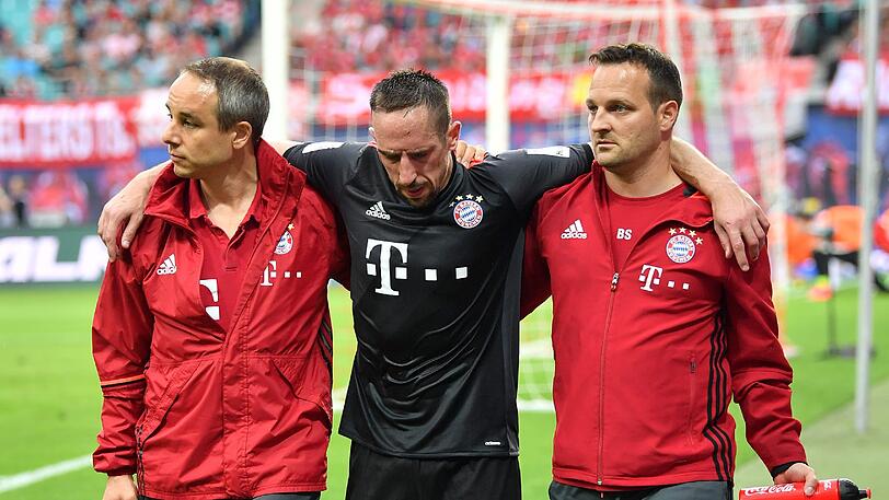 FRANCK RIBÉRY  NOTE 4: 
Dem Franzosen versprangen Bälle, er verlor Zweikämpfe. Ein Unsicherheitsfaktor wenn er auf Linksaußen angespielt wurde. Mehrere Male heftig gefoult, dann kurz vor der Pause bei einem Zweikampf mit Ilsanker unglücklich verletzt. Minutenlange Behandlung, musste dann verletzt raus (43.). Für ihn kam Costa.