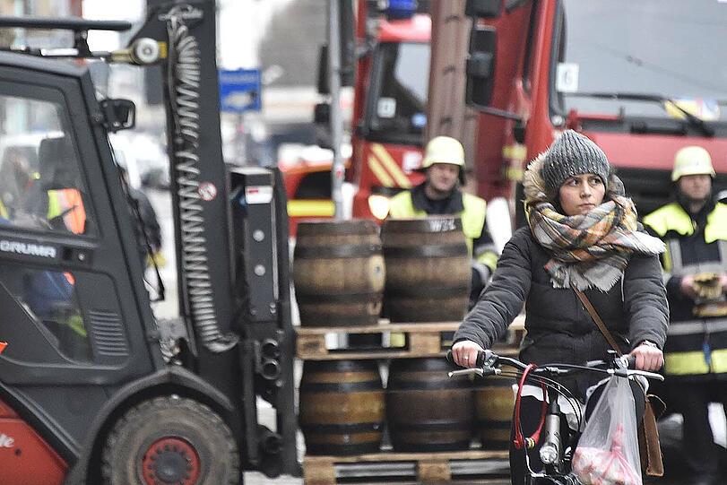 Die Feuerwehr musste dem havarierten Lkw wieder auf die Straße helfen. Die Bilder vom Einsatz am Montagvormittag.